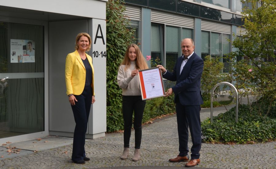 Für Mittelstandsorientierung ausgezeichnet: Madita Beeckmann, Geschäftsführerin Gütegemeinschaft Mittelstandsorientierte Kommunalverwaltungen e. V., überreicht Landrat Christoph Rüther die Urkunde, rechts im Bild Edith Rehmann-Decker, Amtsleitung Wirtschaft und Tourismus   Bildnachweis: Amt für Presse- und Öffentlichkeitsarbeit, Kreis Paderborn, Ulrike Sander